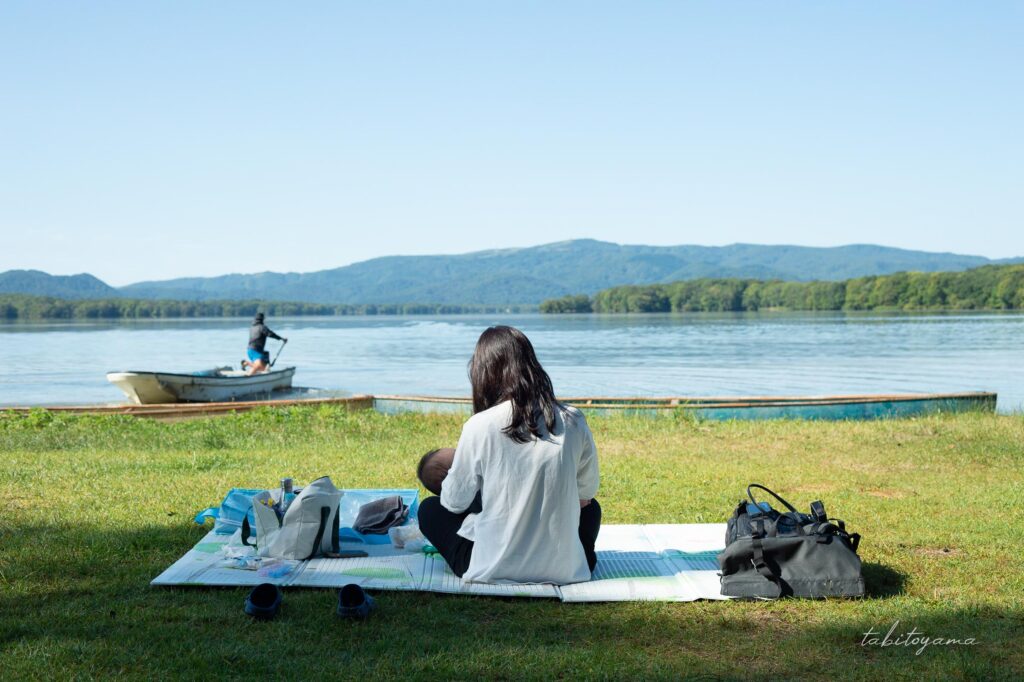 東大沼キャンプ場で車中泊をした翌日に湖畔沿いで家族と過ごす