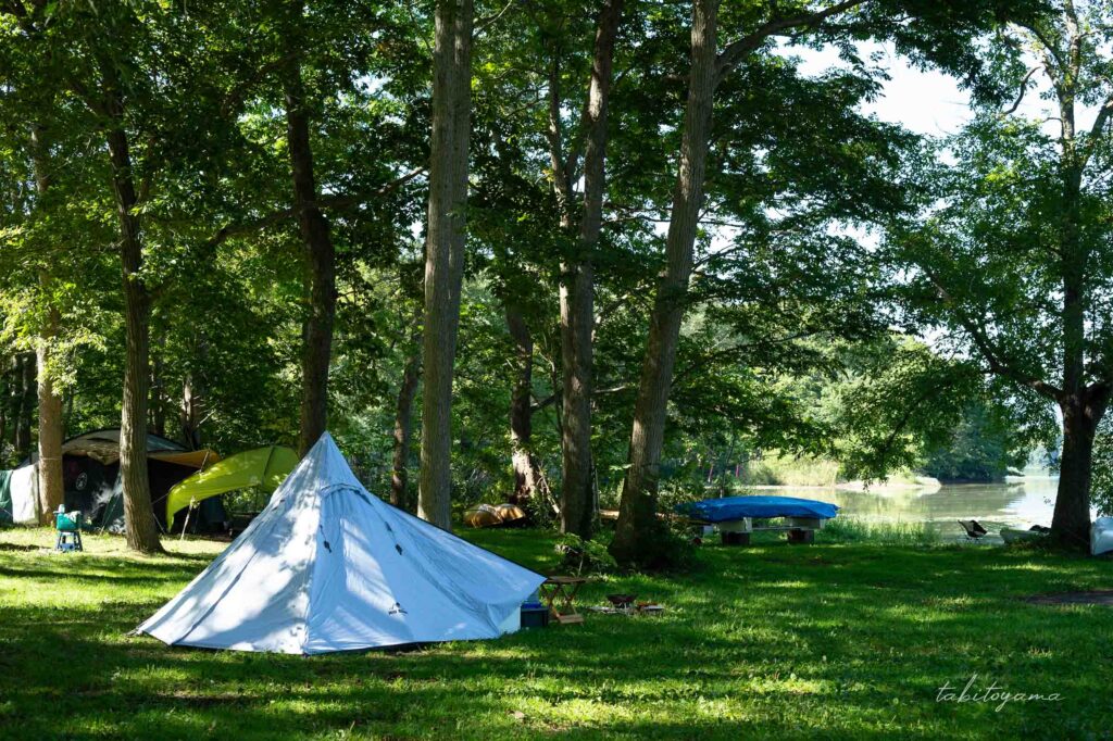 東大沼キャンプ場のテントとカヤック