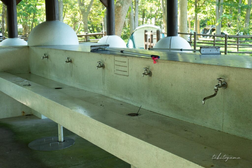 東大沼キャンプ場の炊事場の蛇口とシンク