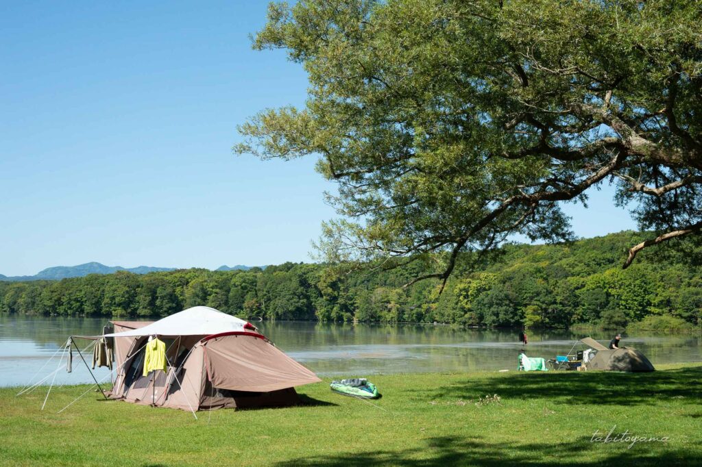 東大沼キャンプ場の湖畔沿いのテントとSUP