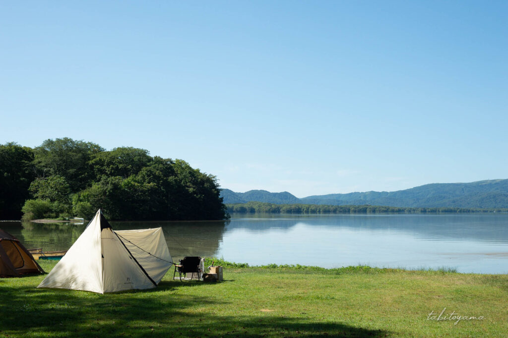 東大沼キャンプ場の湖畔沿いに設営したテント