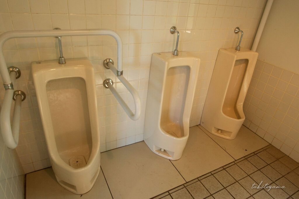 東大沼キャンプ場の男子トイレの小便器