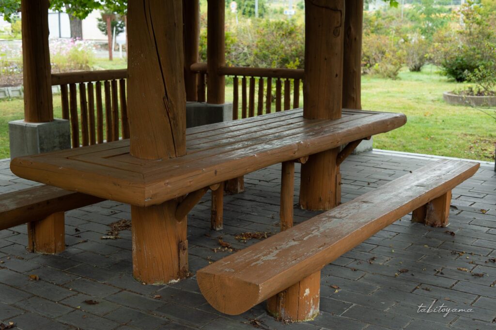 上芦別公園の東屋にあるテーブルとベンチ