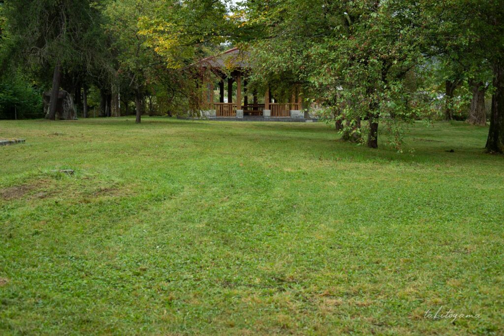 上芦別公園の東屋周辺の広場