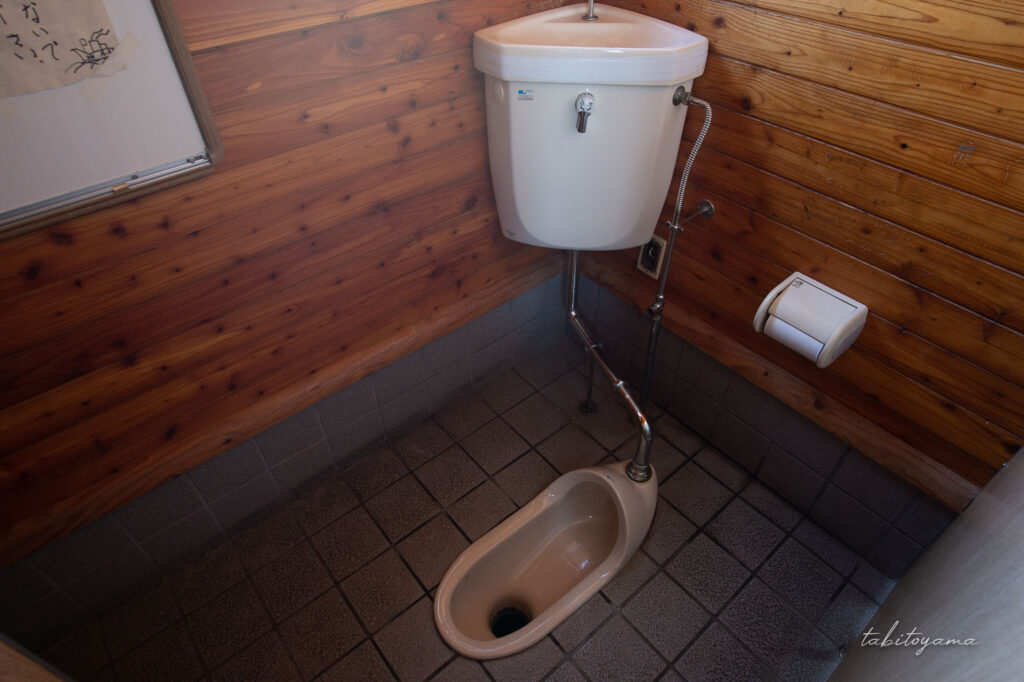 雄冬野営場の個室にある和式トイレ