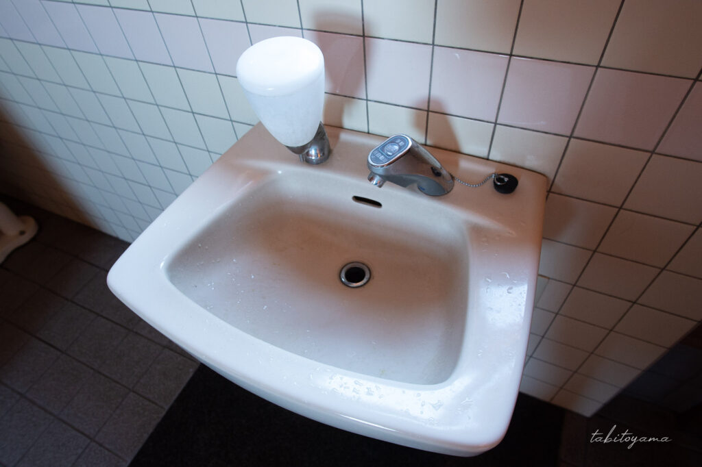 雄冬野営場のトイレにある洗面台