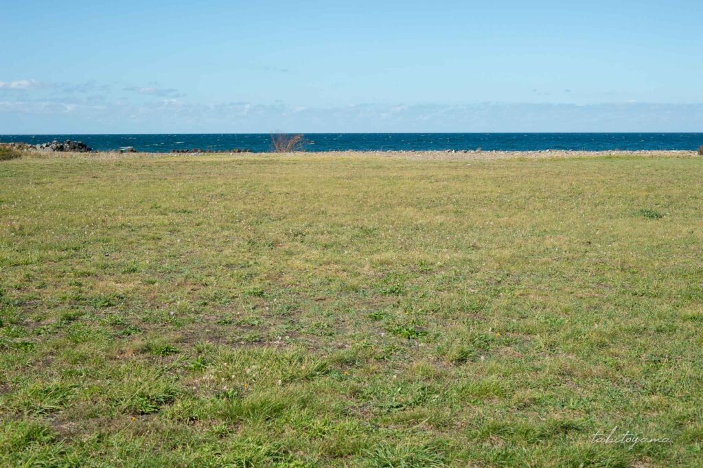 暑寒海浜キャンプ場のキャンプサイトから見る海