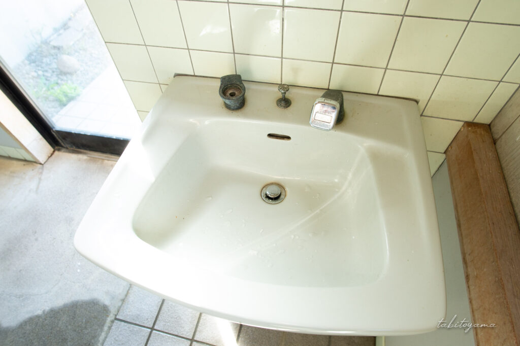 暑寒海浜キャンプ場のトイレにある洗面台