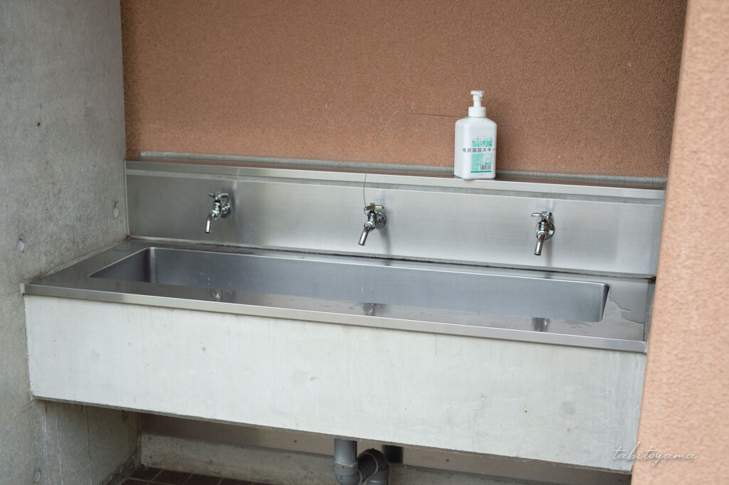 ファミリーランドみかさ遊園のトイレに併設した洗い場