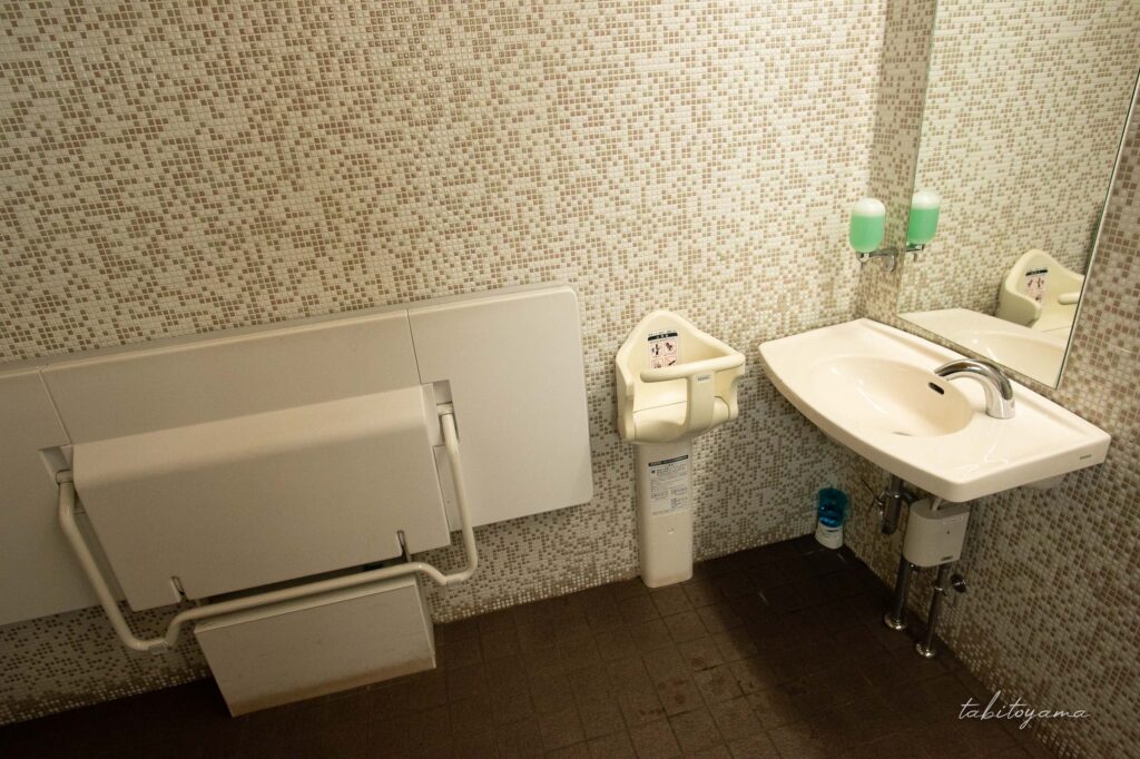 ファミリーランドみかさ遊園のキッズチェアとおむつ交換台