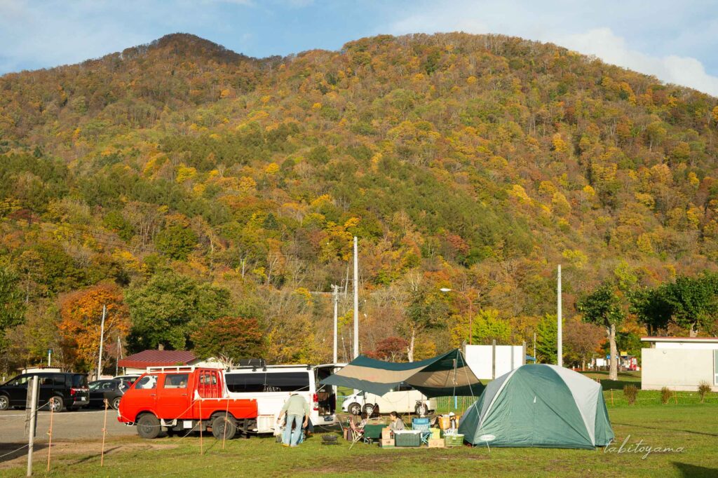 ファミリーランドみかさ遊園でキャンプを楽しむ家族