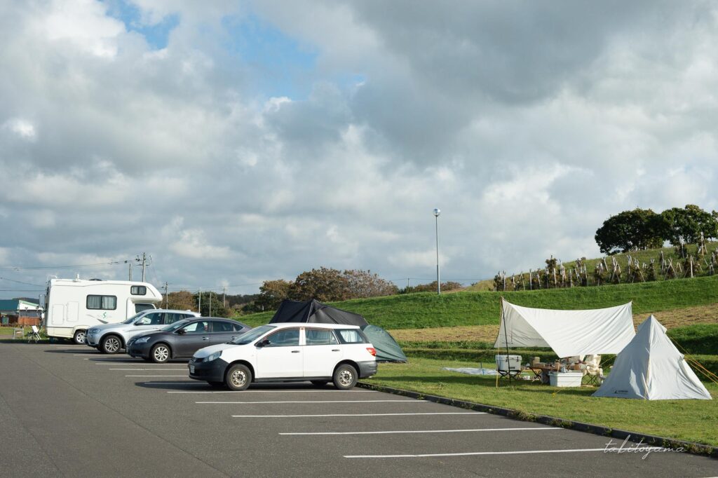 みさき台公園キャンプ場の中段サイトの駐車場
