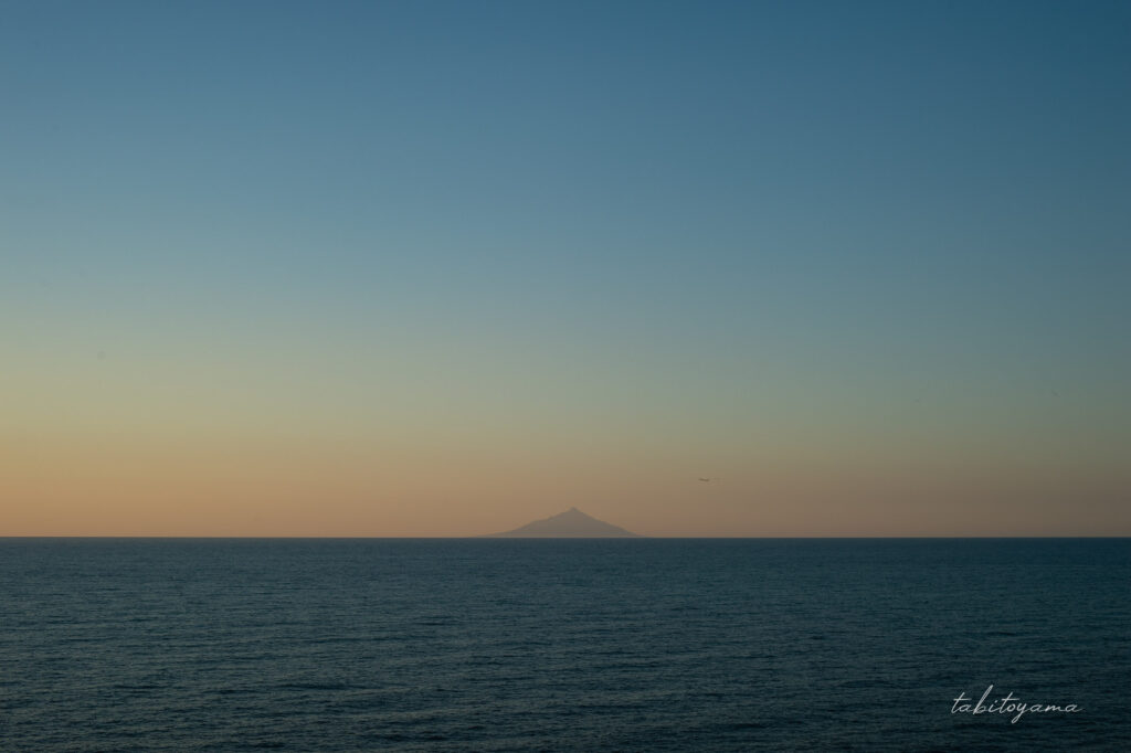 みさき台公園キャンプ場から見た海に浮かぶ利尻山と夕焼け