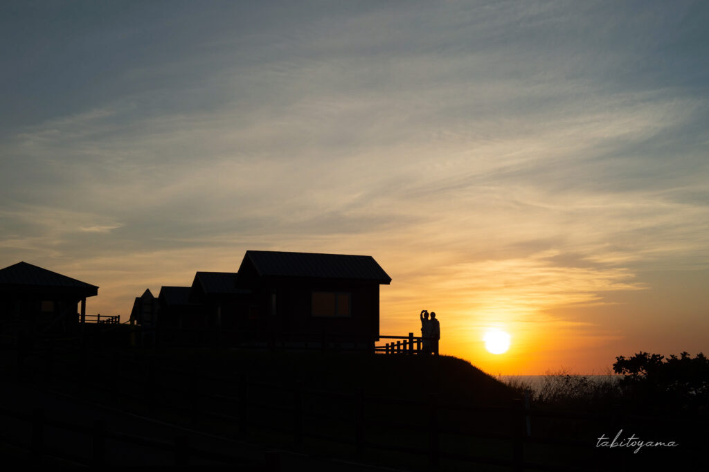 みさき台公園キャンプ場のバンガローと夕陽