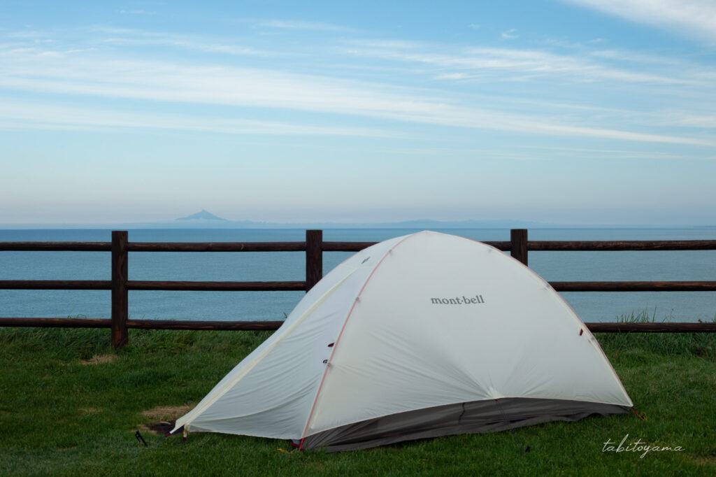 海に浮かぶ利尻山とステラリッジテント