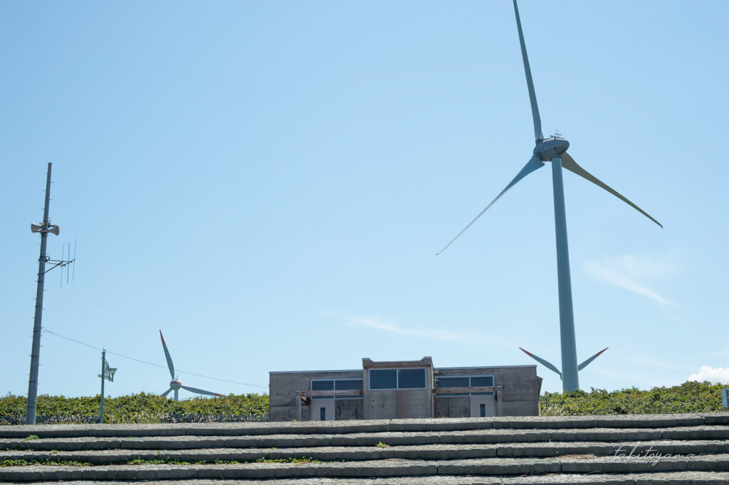 寿都浜中野営場のトイレと風車