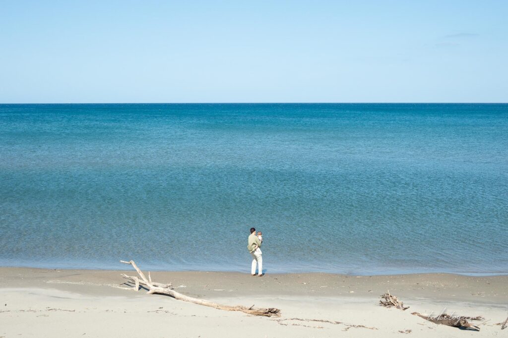 寿都湾を眺める親子