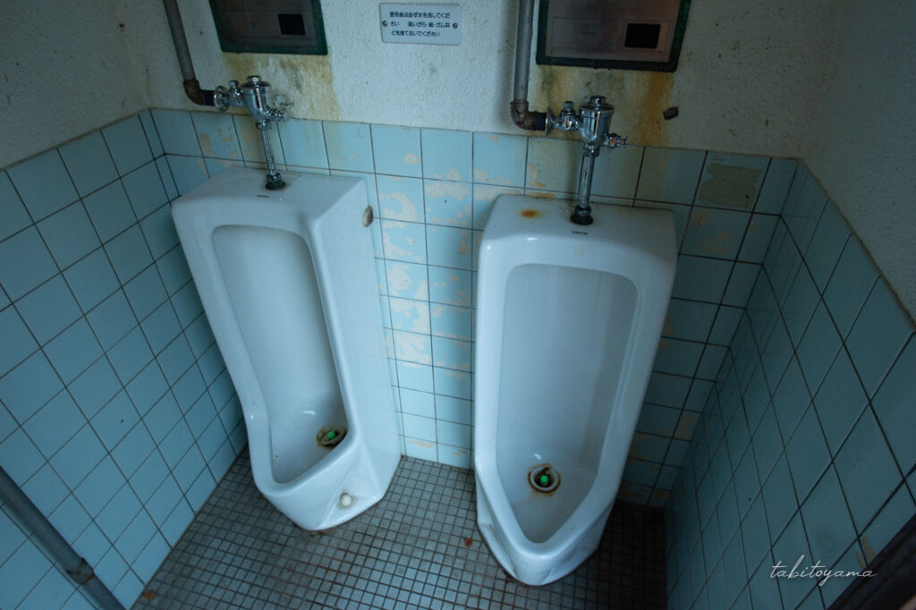 南茅部河川公園キャンプ場の小便器