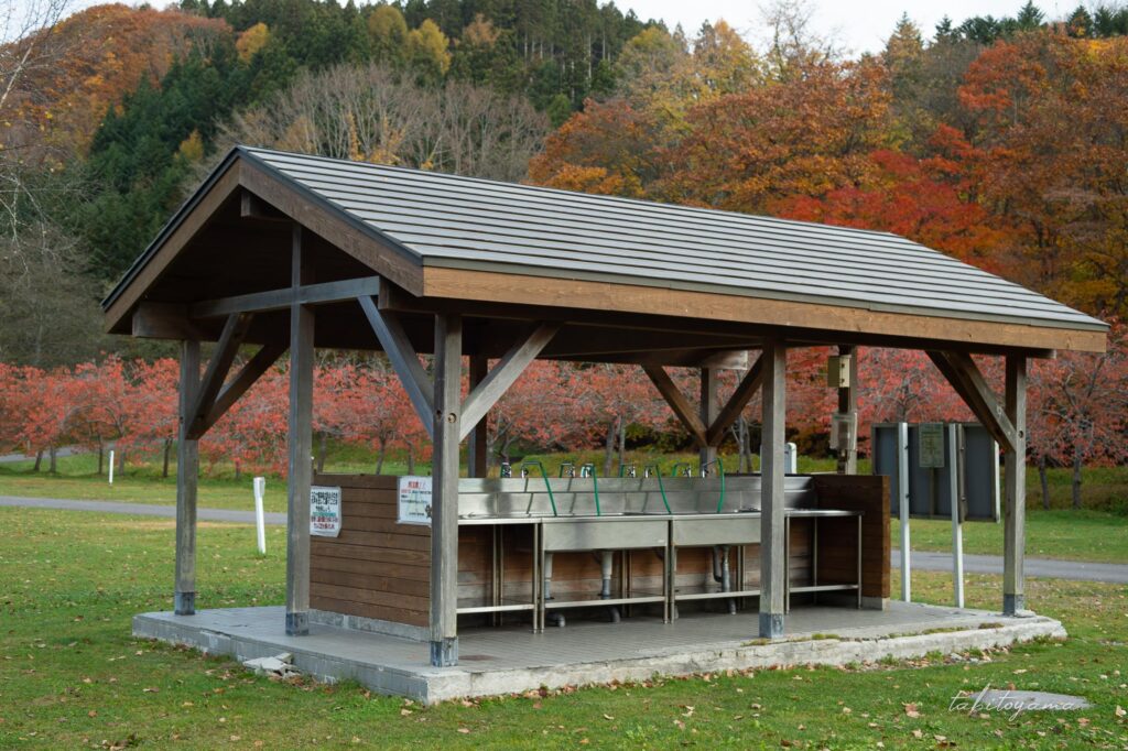 湯の沢水辺公園の炊事棟。