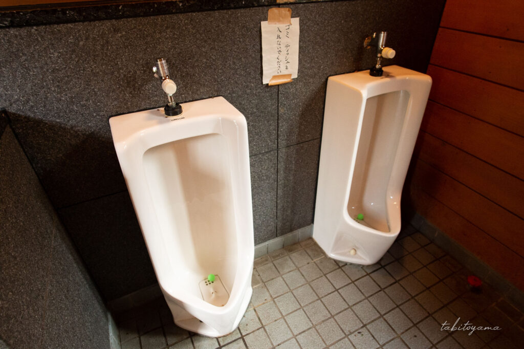 湯の沢水辺公園のトイレ内にある小便器。
