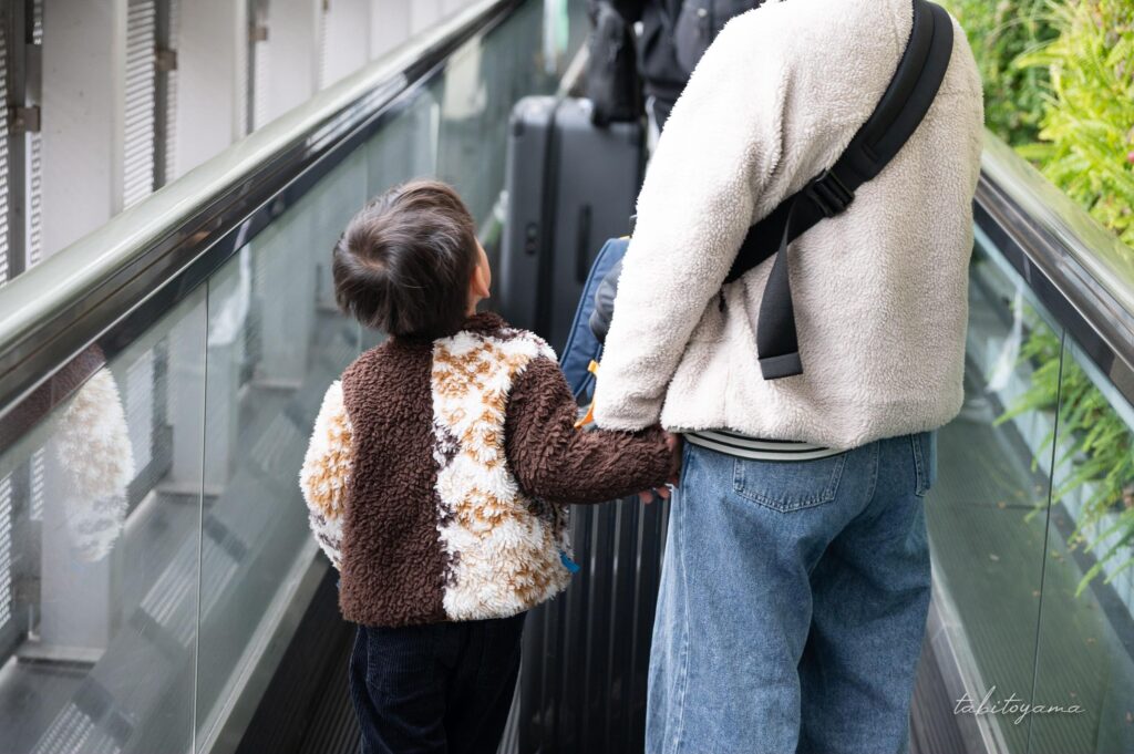 息子と妻が手を繋いで関空第二ターミナル方面へ向かう