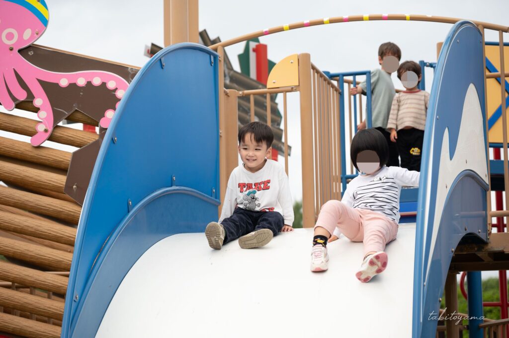 遊具で遊ぶ子供たち