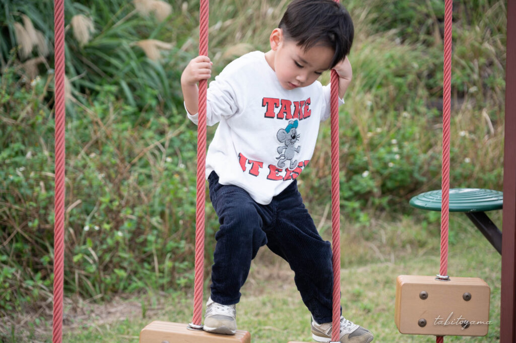 ロープ遊具で遊ぶ息子
