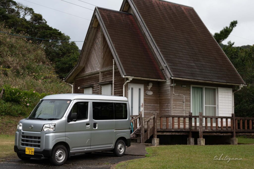 住用内海バンガローにレンタカーを横付け