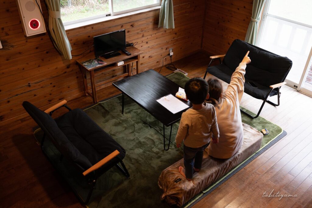 リビングから外を眺める妻と息子