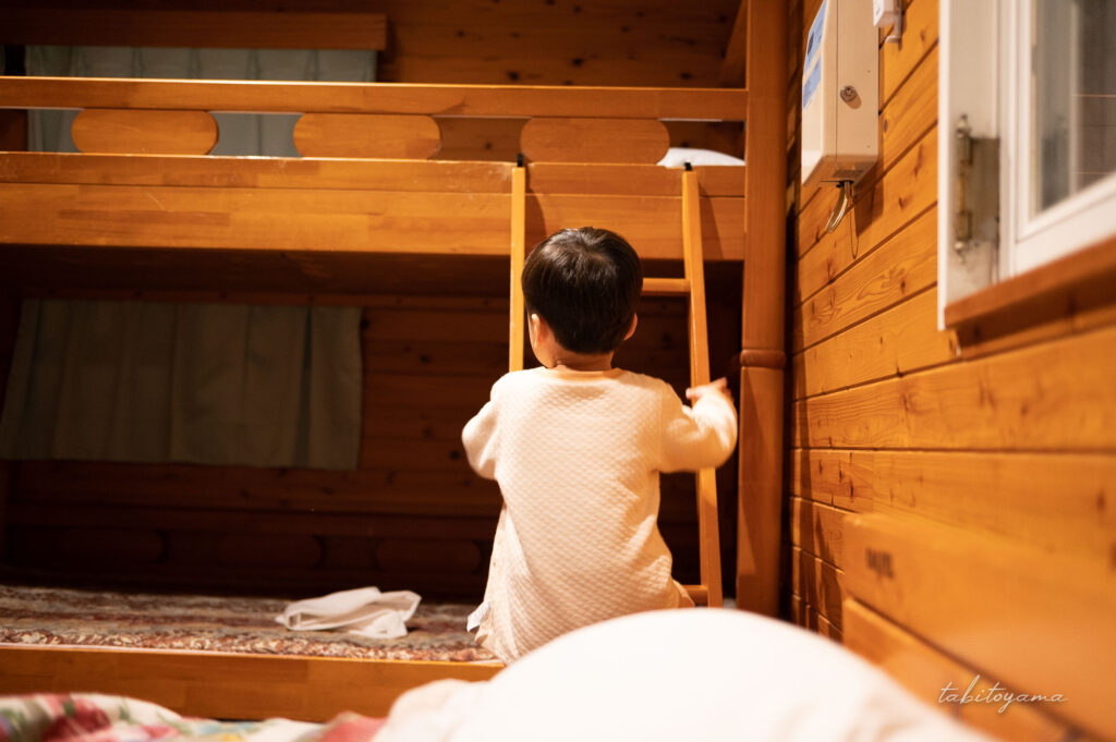 二段ベッドに上がろうとする息子