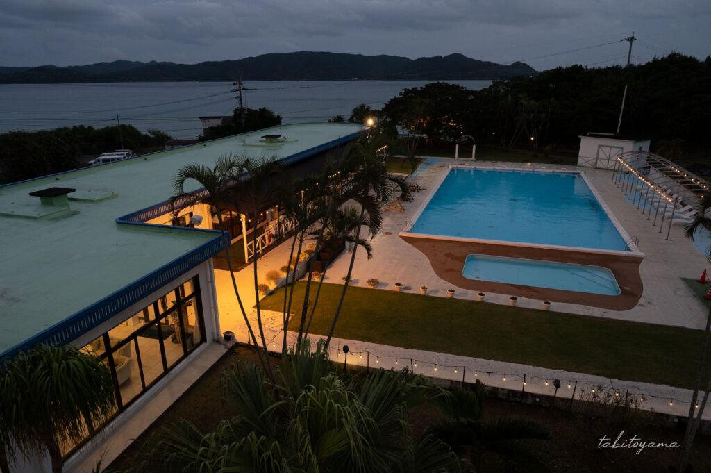 客室からは海と屋外プールと食堂が見える