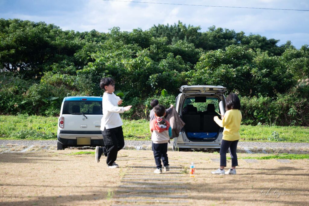 キャンプ場で戯れる子供たち