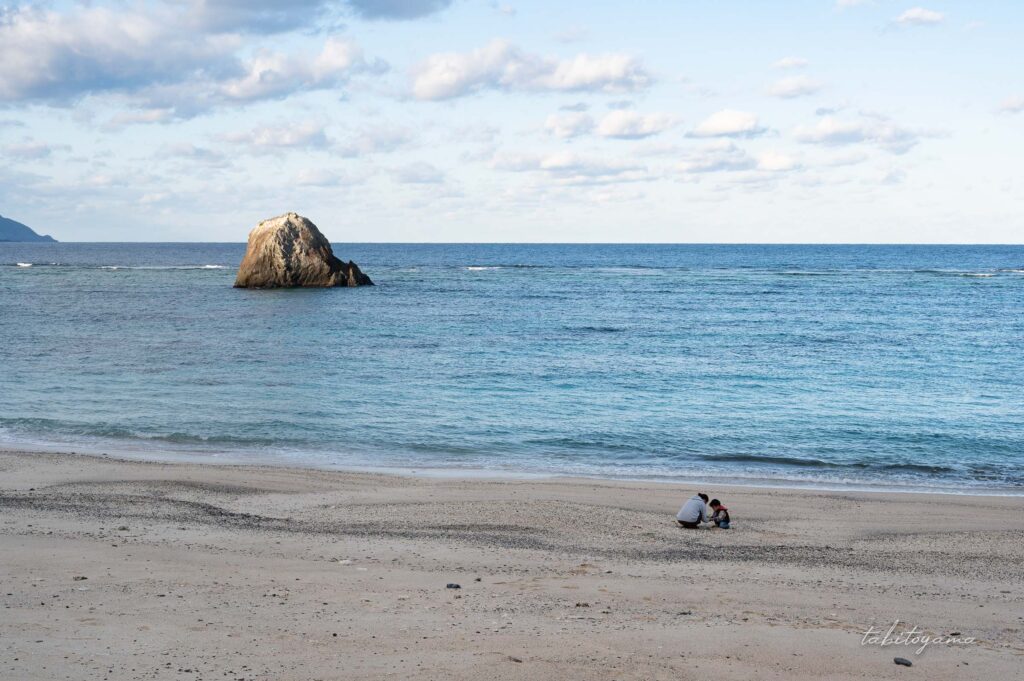 小浜キャンプ場から海と砂浜、しゃがんで遊ぶ妻と息子