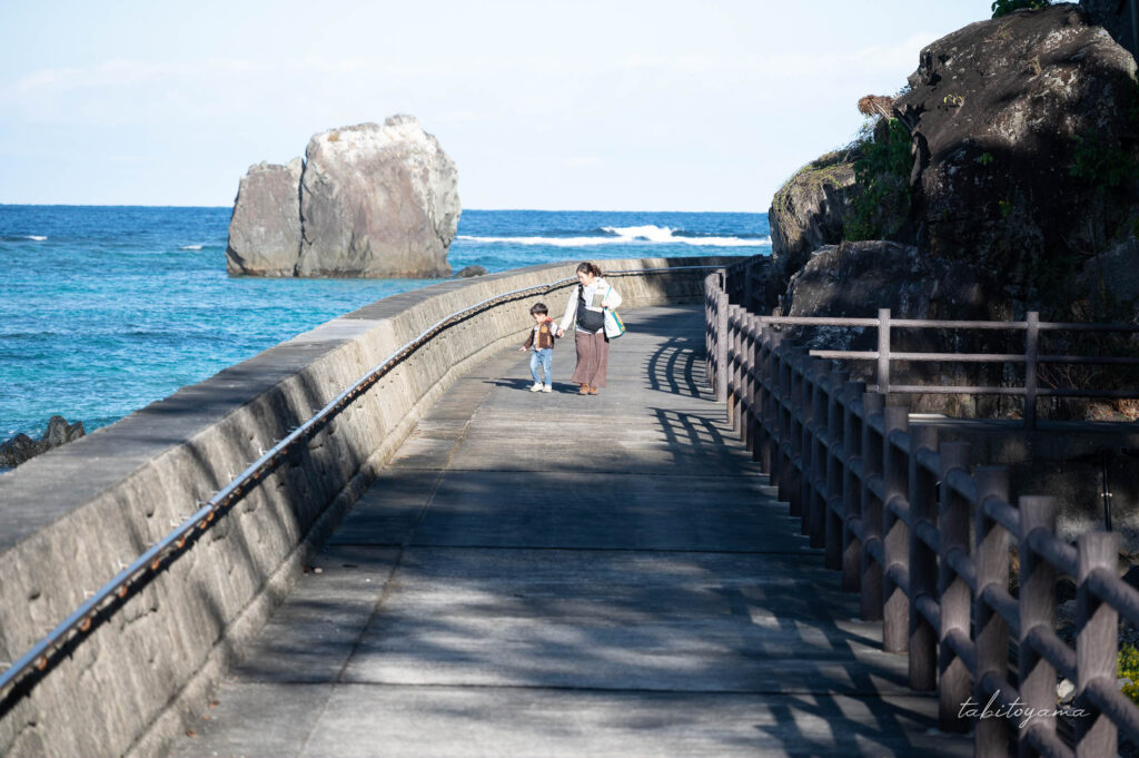 小浜キャンプ場から駐車場に戻る途中の妻と息子