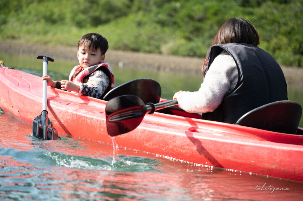 カヤックを漕ぐ妻と息子
