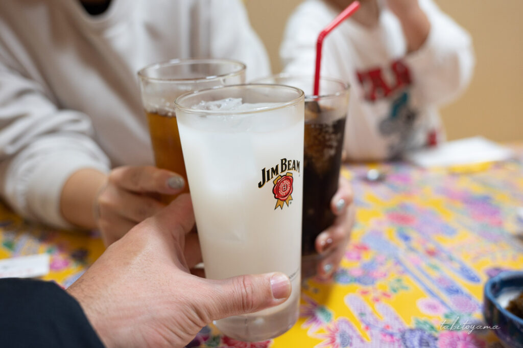 家族三人ソフトドリンクで乾杯