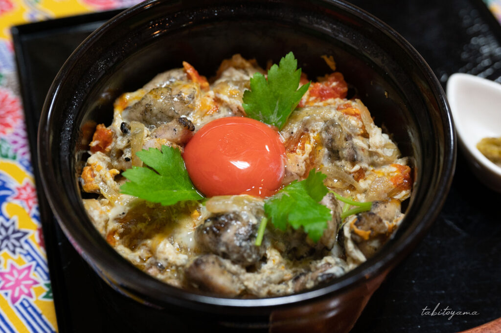 炭火で焼いた地鶏の親子丼