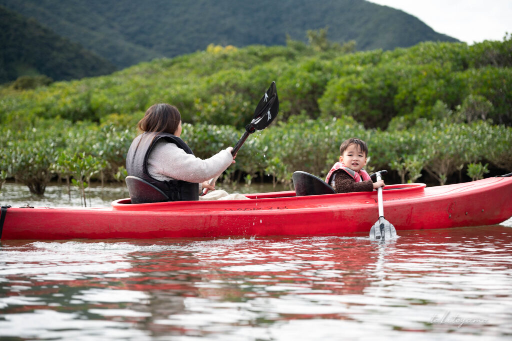 カヤックを漕ぐ妻と息子