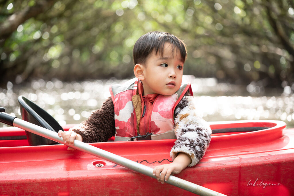 カヤックに乗る息子