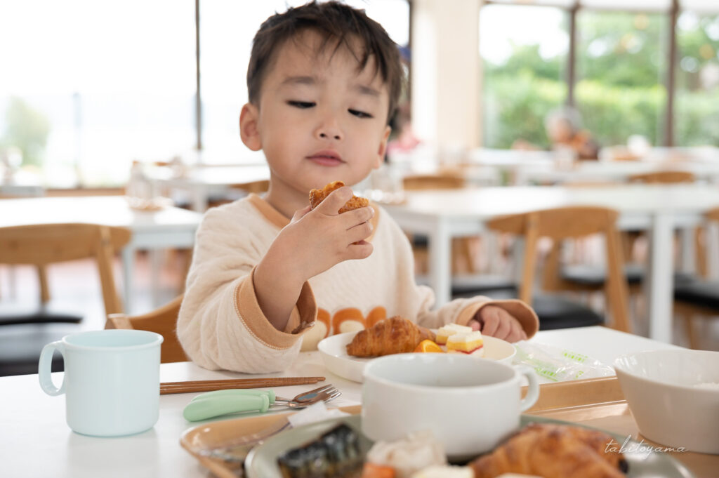 ホテルの朝食を食べる息子