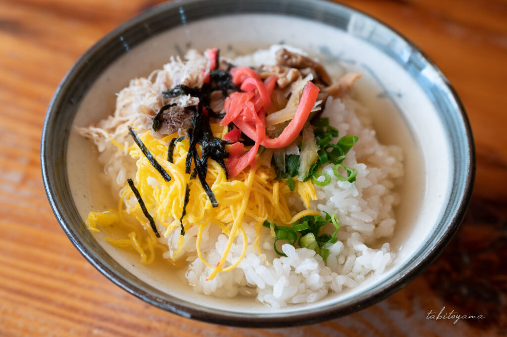 具材を乗せてスープをかけた鶏飯