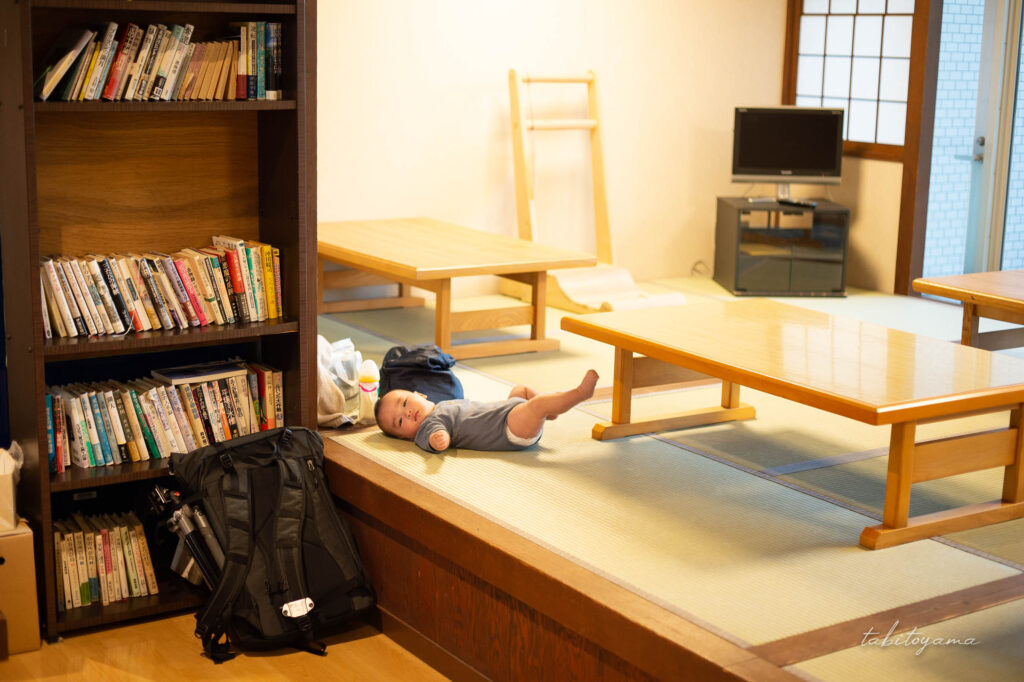 銭湯にある畳の休憩室で寝転ぶ息子