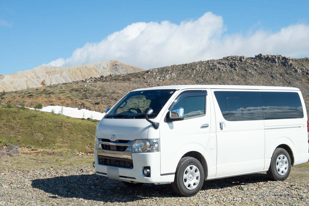 渋峠の路肩に駐車したハイエース