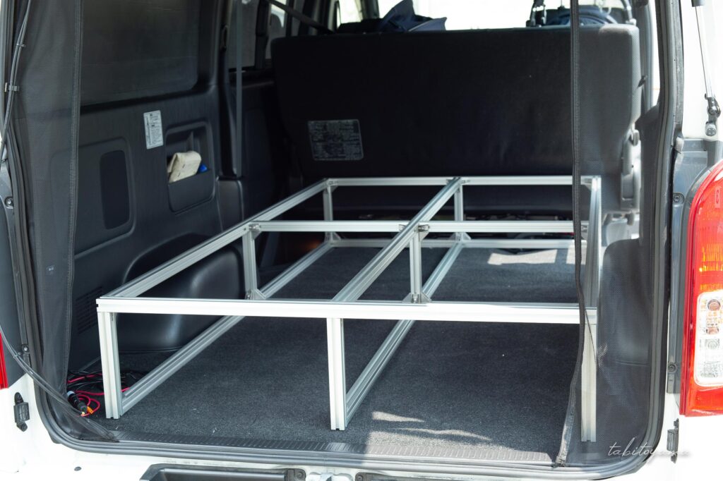 アルミフレームで制作された自作ベッド