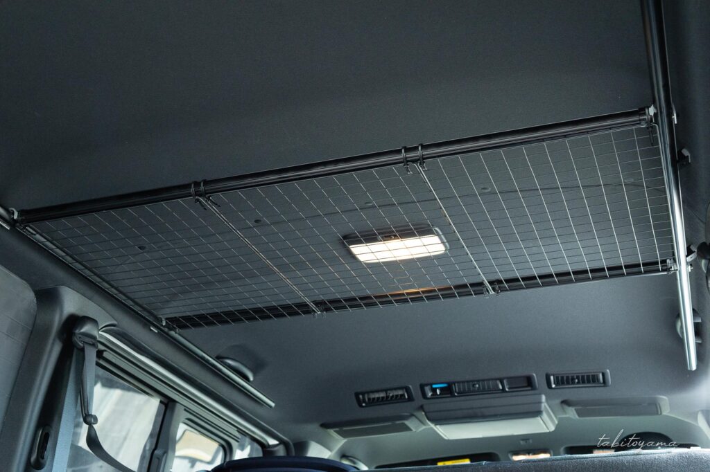 アルミフレームで制作したハイエースの天井収納