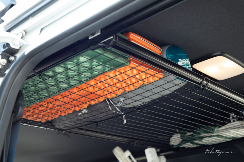 ハイエースの天井収納と寝袋とマット