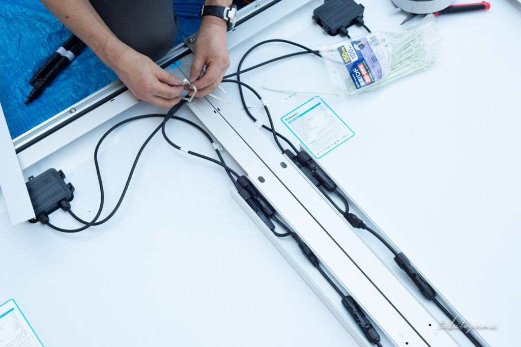 ソーラーパネルに配線を施す