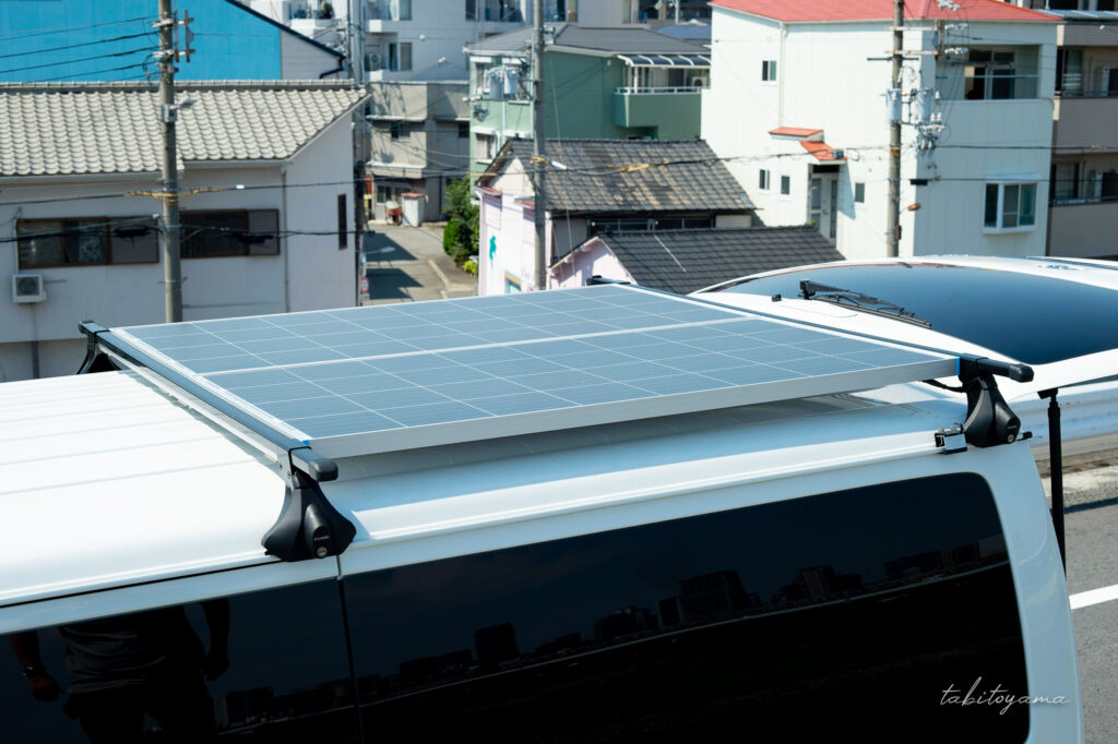 ハイエースのルーフに設置されたソーラーパネル