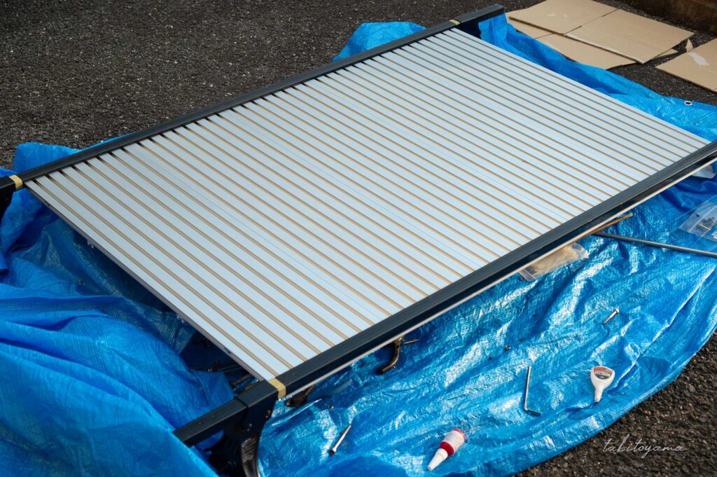 ルーフキャリアをベースに固定されたアルミフレームのプレート