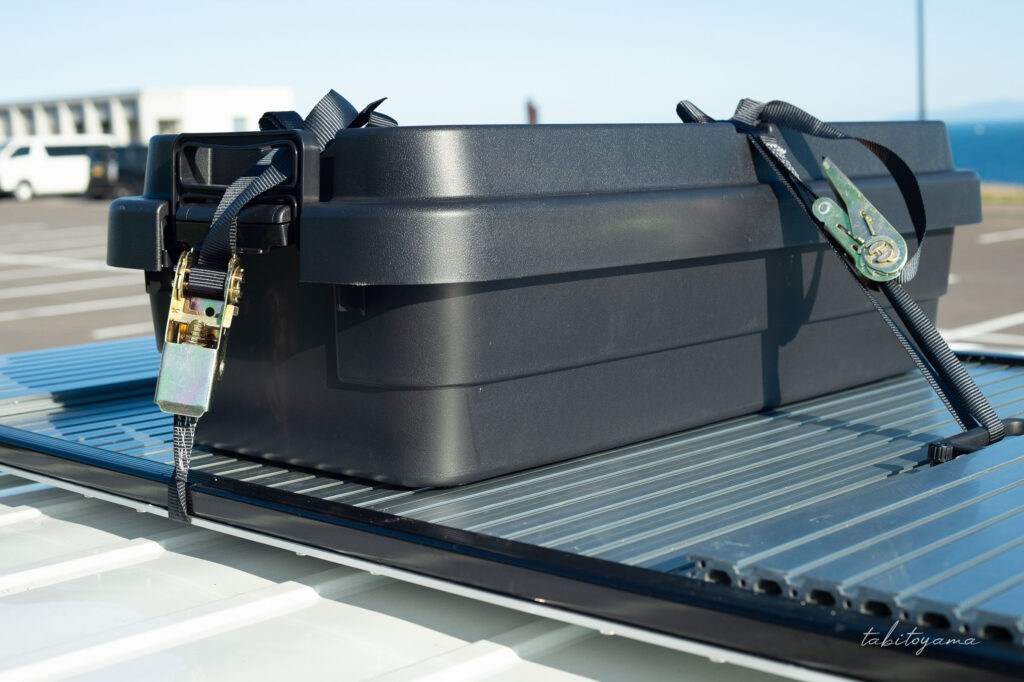 ルーフラックに固定されるコンテナボックス